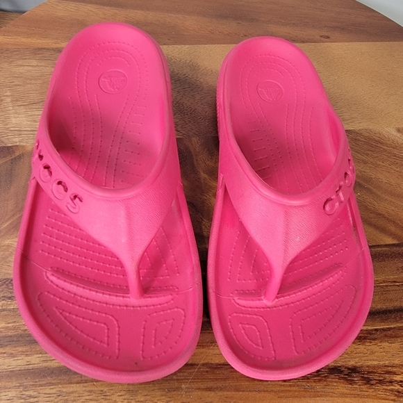 CROCS Hot Pink Sandals Size J 2 Flip Flops Summer Vacation - Picture 3 of 16